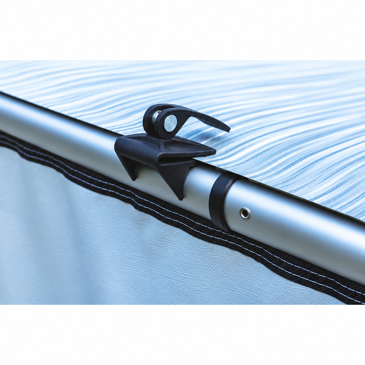 Щипки за тента Thule Fabric Clamps – пример за закрепване на плат към щанга